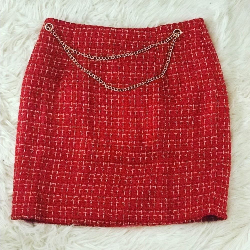 Beautiful knit skirt with a chain accent !